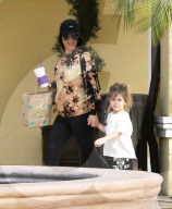 PEOPLE - Girls Day:  Kourtney Kardashian mit Tochter Penelope unterwegs
