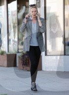 PEOPLE - Charlize Theron spaziert telefonierend durch Beverly Hills