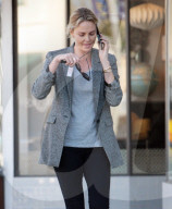 PEOPLE - Charlize Theron spaziert telefonierend durch Beverly Hills