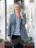 PEOPLE - Charlize Theron spaziert telefonierend durch Beverly Hills