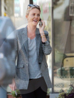 PEOPLE - Charlize Theron spaziert telefonierend durch Beverly Hills