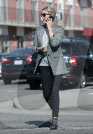 PEOPLE - Charlize Theron spaziert telefonierend durch Beverly Hills
