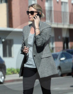 PEOPLE - Charlize Theron spaziert telefonierend durch Beverly Hills