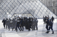 NEWS - Paris: Soldat stoppt Angreifer vor dem Louvre (weitere Bilder)