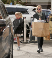 PEOPLE - Julia Roberts geht mit Tochter Hazel einkaufen