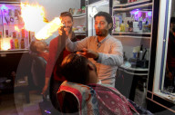 FEATURE - Heisse Sache: Barbier benutzt Feuer um die Haare zu glätten