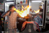 FEATURE - Heisse Sache: Barbier benutzt Feuer um die Haare zu glätten