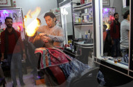 FEATURE - Heisse Sache: Barbier benutzt Feuer um die Haare zu glätten