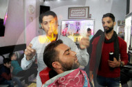 FEATURE - Heisse Sache: Barbier benutzt Feuer um die Haare zu glätten
