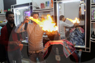 FEATURE - Heisse Sache: Barbier benutzt Feuer um die Haare zu glätten