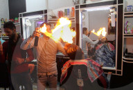 FEATURE - Heisse Sache: Barbier benutzt Feuer um die Haare zu glätten