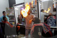 FEATURE - Heisse Sache: Barbier benutzt Feuer um die Haare zu glätten