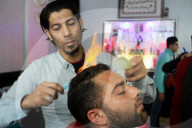 FEATURE - Heisse Sache: Barbier benutzt Feuer um die Haare zu glätten