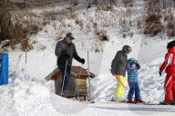 EXKLUSIV - John Travolt geht Skifahren mit seinem Sohn In Kärnten