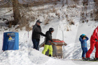 EXKLUSIV - John Travolt geht Skifahren mit seinem Sohn In Kärnten