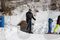 EXKLUSIV - John Travolt geht Skifahren mit seinem Sohn In Kärnten