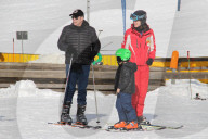 EXKLUSIV - John Travolt geht Skifahren mit seinem Sohn In Kärnten