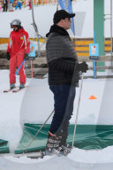 EXKLUSIV - John Travolt geht Skifahren mit seinem Sohn In Kärnten