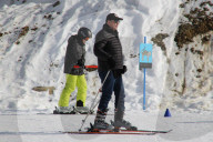EXKLUSIV - John Travolt geht Skifahren mit seinem Sohn In Kärnten