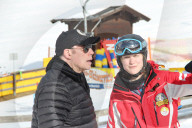 EXKLUSIV - John Travolt geht Skifahren mit seinem Sohn In Kärnten