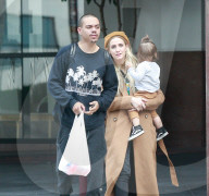 PEOPLE - Ashlee Simpson geht mit ihrer Familie zum Arzt