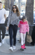 PEOPLE - Pink Girl: Suri macht Shopping mit Mutter Katie Holmes