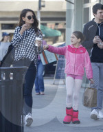 PEOPLE - Pink Girl: Suri macht Shopping mit Mutter Katie Holmes