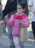 PEOPLE - Pink Girl: Suri macht Shopping mit Mutter Katie Holmes