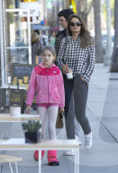 PEOPLE - Pink Girl: Suri macht Shopping mit Mutter Katie Holmes