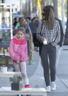 PEOPLE - Pink Girl: Suri macht Shopping mit Mutter Katie Holmes