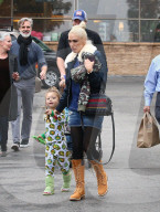 PEOPLE - Gwen Stefani ist mit einem kleine Ninja Turtle unterwegs