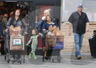 PEOPLE - Gwen Stefani ist mit einem kleine Ninja Turtle unterwegs
