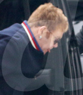 EXKLUSIV - Elton john spukt vor dem Gucci-Laden auf den Boden