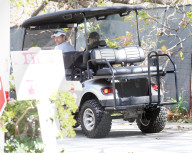 PEOPLE - Patrick Dempsey cruist mit dem Golfkarren durch Malibu