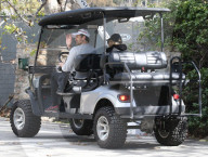PEOPLE - Patrick Dempsey cruist mit dem Golfkarren durch Malibu