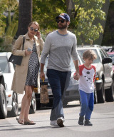 PEOPLE - Kugelrunde Natalie Portman mit ihrer Familie unterwegs in LA