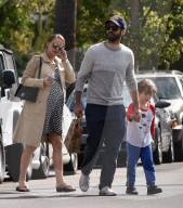 PEOPLE - Kugelrunde Natalie Portman mit ihrer Familie unterwegs in LA