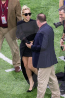 PEOPLE - Super Bowl: Lady Gaga auf dem Feld vor dem Spiel