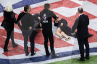 PEOPLE - Super Bowl: Lady Gaga auf dem Feld vor dem Spiel