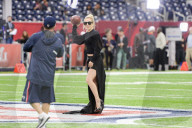 PEOPLE - Super Bowl: Lady Gaga auf dem Feld vor dem Spiel