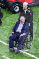 PEOPLE - Super Bowl: George und Barbara Bush auf dem Spielfeld