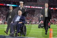 PEOPLE - Super Bowl: George und Barbara Bush auf dem Spielfeld