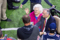 PEOPLE - Super Bowl: George und Barbara Bush auf dem Spielfeld
