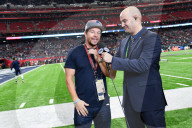 PEOPLE - Super Bowl: Mark Wahlberg auf dem Spielfeld
