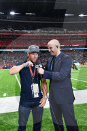 PEOPLE - Super Bowl: Mark Wahlberg auf dem Spielfeld