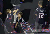 PEOPLE - Super Bowl: Tom Brady lässt sich von seinen Kids feiern