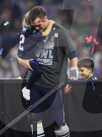 PEOPLE - Super Bowl: Tom Brady lässt sich von seinen Kids feiern
