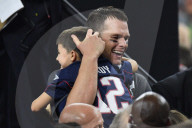 PEOPLE - Super Bowl: Tom Brady lässt sich von seinen Kids feiern
