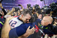 PEOPLE - Super Bowl: Tom Brady lässt sich von seinen Kids feiern