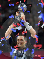 PEOPLE - Super Bowl: Tom Brady lässt sich von seinen Kids feiern